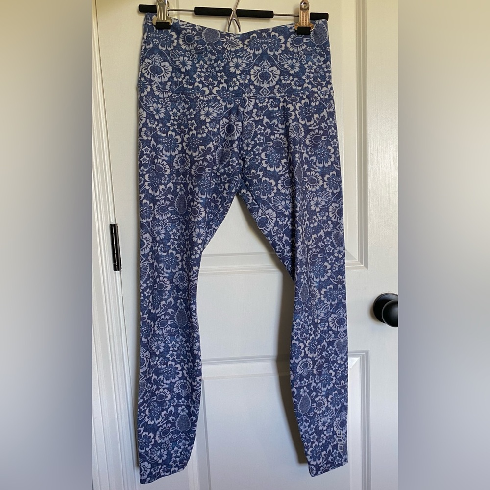 Lorna Jane leggings, blue/white flowers, Small